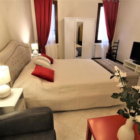 Central And Spacious Apartment Venesia Bagian luar foto