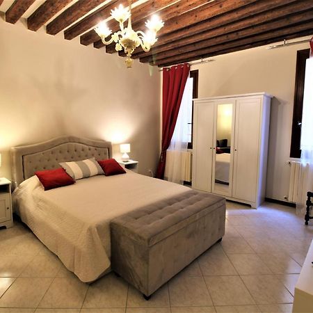 Central And Spacious Apartment Venesia Bagian luar foto