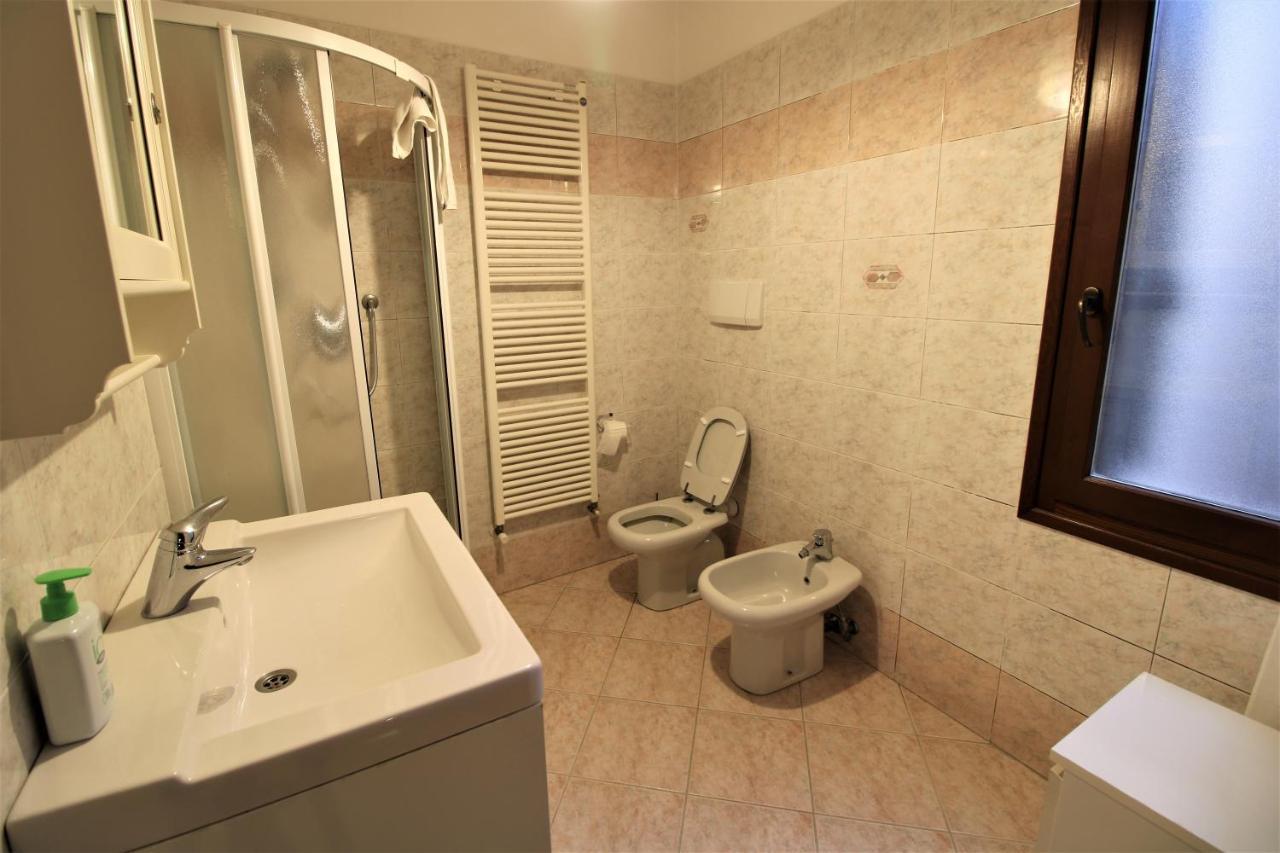 Central And Spacious Apartment Venesia Bagian luar foto