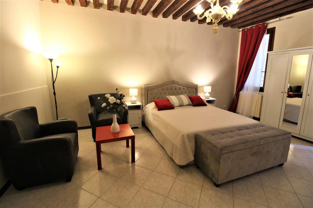 Central And Spacious Apartment Venesia Bagian luar foto